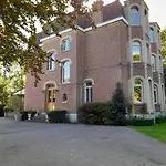 Bed & Breakfast Au Chateau De St-pierre-brouck 3*