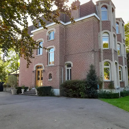 Bed & Breakfast Au Chateau De St-pierre-brouck 3*