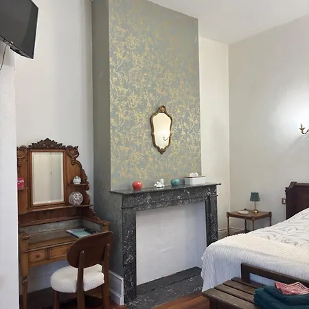 Bed & Breakfast Au Chateau De St-pierre-brouck 3*