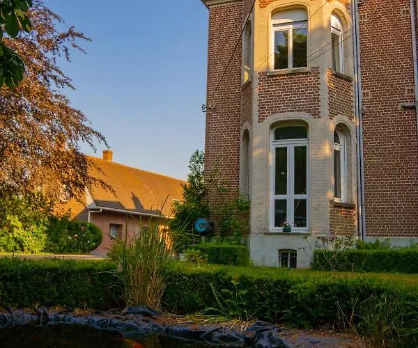 Au Chateau De St-pierre-brouck Bed & Breakfast