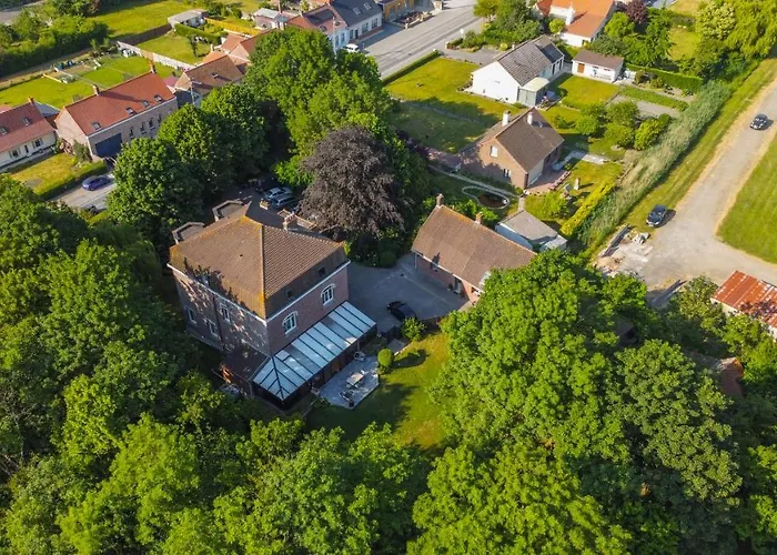 Au Chateau De St-pierre-brouck Bed & Breakfast