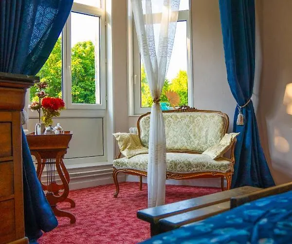 Bed & Breakfast Au Chateau De St-pierre-brouck 3*