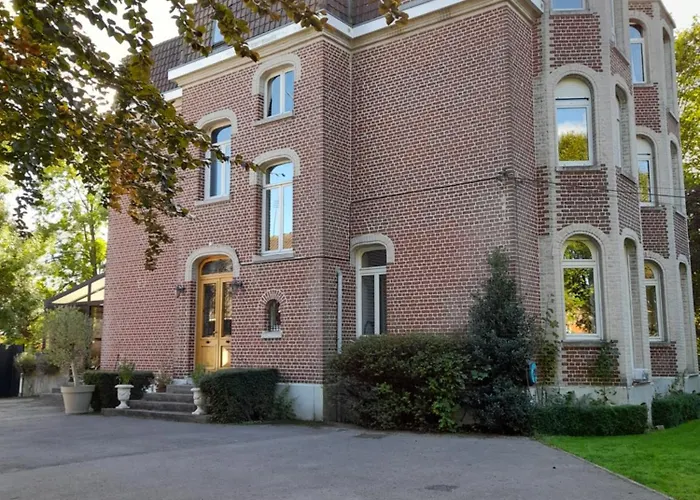 Bed & Breakfast Au Chateau De St-pierre-brouck 3*
