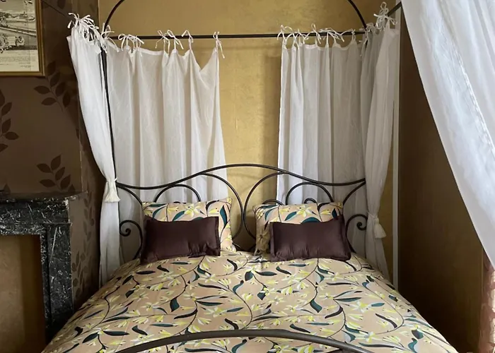 Au Chateau De St-pierre-brouck Bed & Breakfast